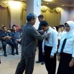 Plt Sekkab, Bambang Isdianto saat memasangkan dasi kepada para peserta diklat. foto: syuhud/ BANGSAONLINE
