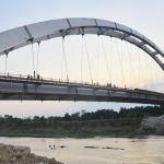 MEGAH: Jembatan Sosrodilogo yang menghubungkan Kota Bojonegoro dengan Kecamatan Trucuk terlihat megah saat dipotret pada suasana senja.