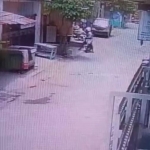 Tangkapan layar rekaman CCTV yang menunjukkan aksi jambret di Medaeng.