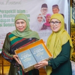 Ketua Umum PP Muslimat NU, Khofifah Indar Parawansa, saat menerima cendera mata ketika menghadiri Diskusi Nasional Dewan Dakwah Islam Indonesia Sulawesi Selatan.