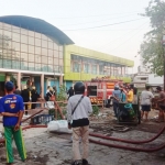 Petugas PMK Kota Surabaya berhasil menjunakkan api yag membakar ruko Pasar Kembang.