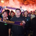 Dewan Pembina Persik Kediri Hanindhito Himawan Pramana (berkacamata) saat nobar bersama Persik Mania. Foto: Ist.