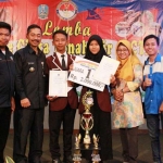 Siswa-siswi SMKN Rengel saat menerima piagam penghargaan setelah menjuarai lomba PCTA tingkat Jawa Timur.