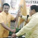 Ketua DPD Partai Golkar Jatim terpilih, Nyono Suherli menerima panji Partai Golkar dari pimpinan sidang Musda, Nurdin Khalid. foto: BANGSAONLINE