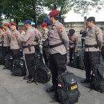 Personel Polres Gresik saat hendak berangkat tugas pengamanan Pemilu 2024 di Pulau Bawean. Foto: Ist
