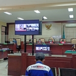 Proses sidang lanjutan Novi Cs secara virtual di Pengadilan Negeri Tipikor Surabaya dan Rutan Kelas IIB Nganjuk. (foto: ist)