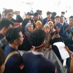 Ketua DPRD Bangkalan Mohammad Fahad beserta Ketua Komisi D Nur Hasan saat menemui mahasiswa UTM yang berunjuk rasa terkait RUU Omnibus Law.