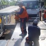 Para pekerja Dinas PU Bina Marga Provinsi Jawa Timur sedang membuat Jembatan Darurat di Desa Nglonsor kec.Tugu Kab. Trenggalek foto: herman/BangsaOnline.com