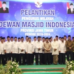 Wapres Jusuf Kalla yang juga Ketua Umum PP Dewan Masjid Indonesia (DMI) melantik pengurus PW DMI Jatim di Islamic Center, Surabaya. foto: ist