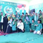 Para Calon Legislatif PPP Jawa Timur foto bersama dengan Ketua DPW PPP Jawa Timur KH Musyaffa
