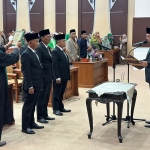 Ketua DPRD Kabupaten Pasuruan Sudiono Fauzan saat melantik tiga anggota dewan PAW.