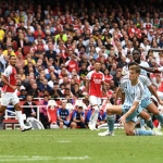 Bukayo Saka saat mencetak gol kedua Arsenal. Foto: Twitter Arsenal