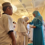 Ketua Umum PP Muslimat NU, Khofifah Indar Parawansa, saat menyalurkan santunan untuk anak yatim di Surabaya.