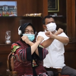 Wali Kota Risma didampingi Kepala Dinas Pendidikan Kota Surabaya, Supomo saat menggelar video conference. (foto: ist).