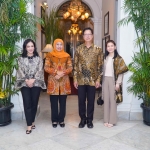 Duta Besar (Dubes) Thailand untuk Indonesia H.E Mr Prapan Disyatat saat bertemu Khofifah Indar Parawasan di Surabaya, Rabu (28/2/2024) malam. Foto: Pemprov Jatim