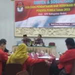 Komisioner KPU Kabupaten Kediri saat memberikan materi sosialisasi dan bimtek kepada pimpinan partai Politik.