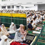 Gubernur Khofifah saat tarawih perdana di Masjid Raya Islamic Centre.