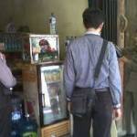 Sejumlah petugas saat merazia sejumlah minimarket dan toko yang berada di Kecamatan Rengel. (Suwandi/BANGSAONLINE)