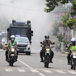 Penyemprotan disinfektan di jalan protokol Kota Kediri menggunakan mobil water cannon.
