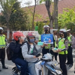 Pembagian masker kepada sejumlah pengguna jalan di beberapa titik di Kota Mojokerto. (foto: ist).