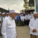 Prof. Dr. KH. Asep Saifuddin Chalim, M.Ag (kiri) dan KH Saifuddin (kanan). Tampak juga para santri Pondok Pesantren Amantul Quran Baraan Cepokolimo Pacet Mojokerto Jawa Timur. foto: MMA/ BANGSAONLINE.COM     