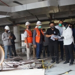 Wali Kota Risma bersama jajaran sedang meninjau ruang bawah tanah Alun-Alun Surabaya. (foto: ist).