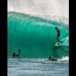 Wisman saat surfing di pantai Watu Karung Pacitan. foto: ist/bangsaonline