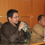 Plt. Wali Kota Pasuruan Raharto Teno Prasetyo didampingi Sekretaris Daerah Kota Pasuruan Drs. H. Bahrul Ulum, M.M. saat memberikan paparan.
