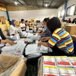 Penyortiran surat suara yang berlangsung di gudang logistik KPU Kabupaten Pasuruan.