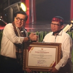 Penghargaan diserahkan langsung oleh Menkumham Yasonna H Laoly kepada Kakanwil Kemenkumham Jatim Heni Yuwono untuk dua kategori sekaligus.