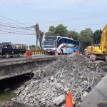 Tersiswa satu lajur yang masih dilintasi pasca amblesnya Jembatan Ngaglik di Lamongan.