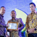 Bupati Gresik, Fandi Akhmad Yani (tengah), saat menerima penghargaan dari Menteri Perindustrian, Agus Gumiwang Kartasasmita. Foto: Ist
