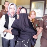 Lilik, mantan Kabid Olahraga Dispora Kabupaten Pasuruan, saat digelandang penyidik Kejari ke tahanan.