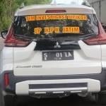 Mobil Xpander Cross yang viral di Bojonegoro karena menempelkan stiker bertuliskan LPP KPK di kaca belakang menutup separuh pelat nomornya. 