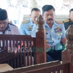 Panglima TNI Marsekal Hadi Tjahjanto saat memanjatkan doa di makam Bung Karno.