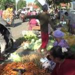 Semrawut, kondisi Pasar Anom di Sumenep. Faisal/BangsaOnline