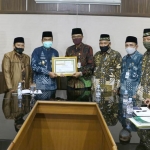 Wakil Bupati Gresik Moh. Qosim bersama para pengurus Baznas Gresik menerima penghargaan dari Kemenag Jatim. foto: ist.