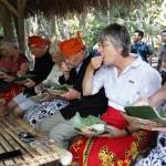 Para turis Amerika ini menkmati makan cara tradisional - tanpa sendok, di desa Kemiren Banyuwangi.