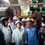 Menteri BUMN Rini Soemarno saat mengunjungi pabrik gula Asembagus di Situbondo. Pabrik gula ini termasuk salah satu pabrik yang akan ditutup.