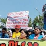 Aksi PKL saat pertama kali demo di depan kantor Pemkot Mojokerto, Sabtu lalu. (foto: sindo)