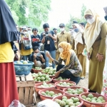 Gubernur Jawa Timur Khofifah Indar Parawansa saat mengunjugi Pasar Bluto, Sumenep.