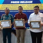 Komitmen  bersama penanganan PMI non-prosedural Imigrasi Surabaya, Lanudal Juanda dan Polda Jatim, Kamis (8/6/2023). foto: MUSTAIN/ BANGSAONLINE.com