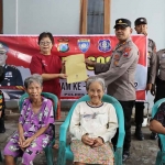 Anggota Polres Ngawi saat menyalurkan bantuan sosial kepada panti jompo dalam memperingati HUT ke-42 Satpam, Selasa (17/1/2023)