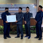 Ketua DPRD Jember Itqon Syauqi didampingi pimpinan dewan lainnya, bersama Bupati Hendy Siswanto menunjukkan KUA-PPAS tahun 2023 yang sudah ditandatangani. 