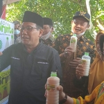 Menteri Desa PDTT Abdul Halim Iskandar didampingi Bupati Yuhronur Efendi menunjukkan minuman sinom dan sari kedelai produk UMKM.