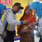 Bupati Lamongan Fadeli dan dr. Fida Nuraida saat pencanangan PIN Polio di Pendopo Kecamatan Kembangbahu. foto: nurqomar/ BANGSAONLINE