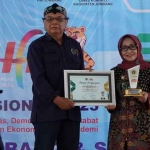 Ketua PWI Jombang Sutono Abdilah memberikan penghargaan pada Bupati Jombang, Hj Mundjidah Wahab.