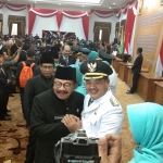 Gubernur Jatim Dr. H. Soekarwo saat memberikan ucapan selamat kepada para pejabat, di Gedung Negara Grahadi Surabaya. Foto: YUDI A/BANGSAONLINE