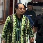Amin Suprayitno saat tiba di kantor Kejari Kota Pasuruan untuk menjalani pemeriksaan. 