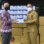 Presdir Products Hydromamma PT Karniel Pacific Indonesia Sugiarto Wijono menyerahkan bantuan secara langsung kepada Wali Kota Surabaya Eri Cahyadi. (foto: ist)